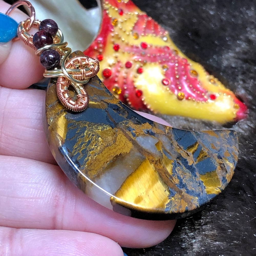 🌓Moon pendant in tiger eye with genuine garnets